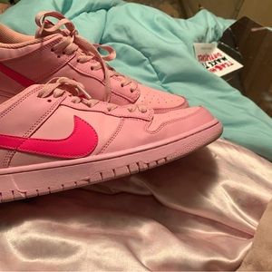brand new pink dunks nike!